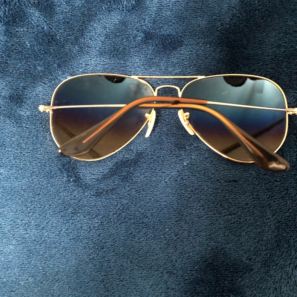 Authentic Ray-Ban aviator sunglasses polarize.